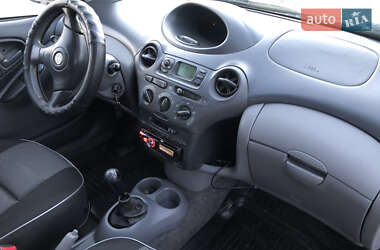 Хэтчбек Toyota Yaris 2001 в 