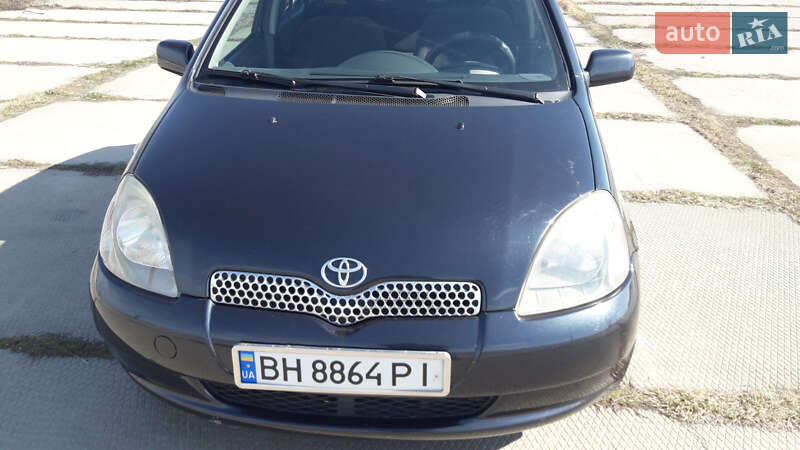 Хетчбек Toyota Yaris 2002 в 