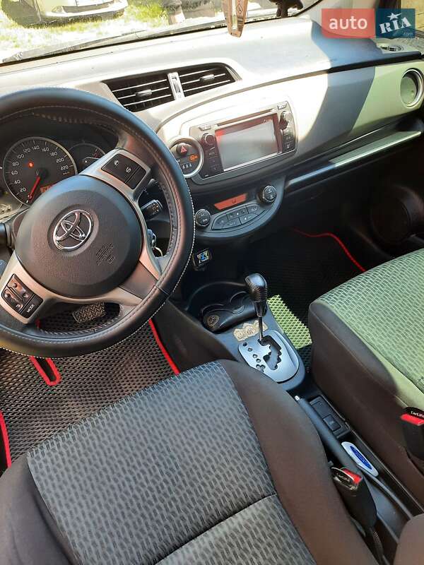 Хэтчбек Toyota Yaris 2012 в Черновцах