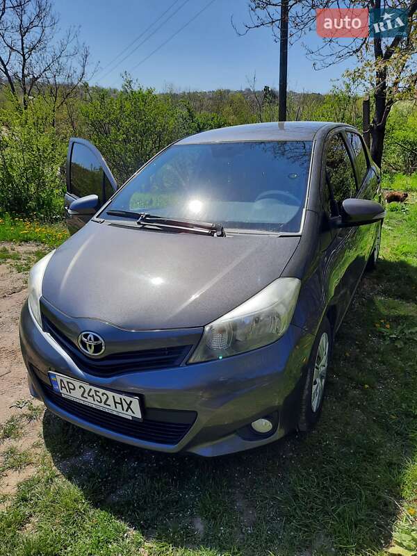 Хэтчбек Toyota Yaris 2012 в Черновцах