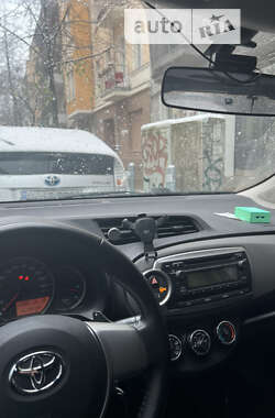 Седан Toyota Yaris 2013 в Нововолынске