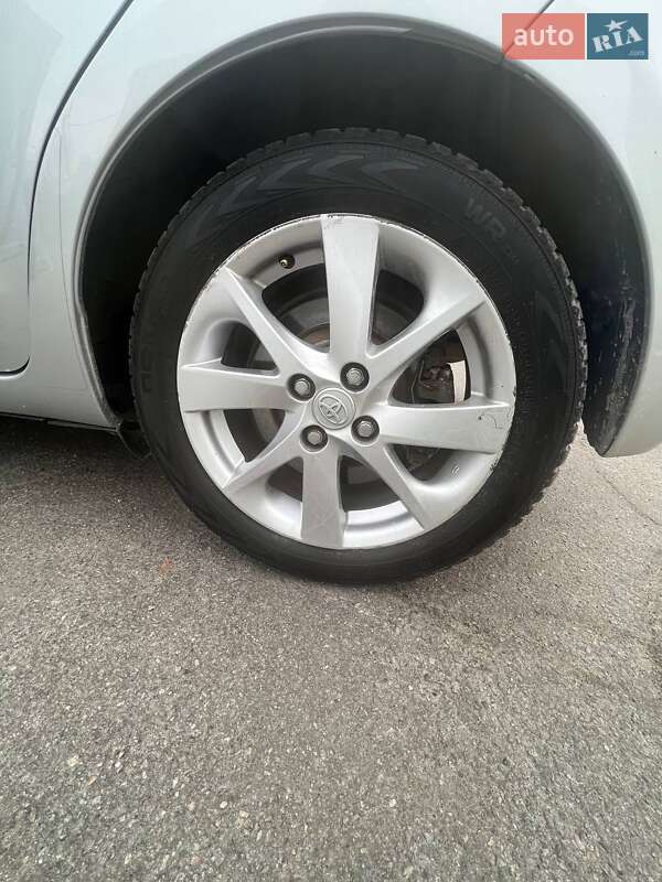 Хэтчбек Toyota Yaris 2013 в Днепре