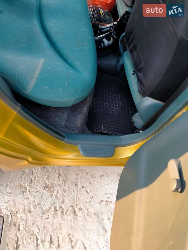 Хэтчбек Toyota Yaris 2001 в Беляевке