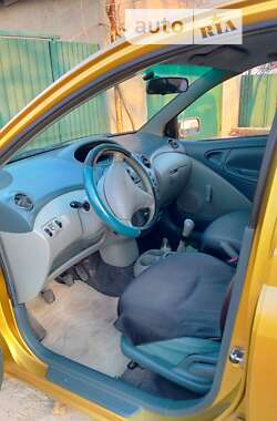 Хэтчбек Toyota Yaris 2001 в Беляевке