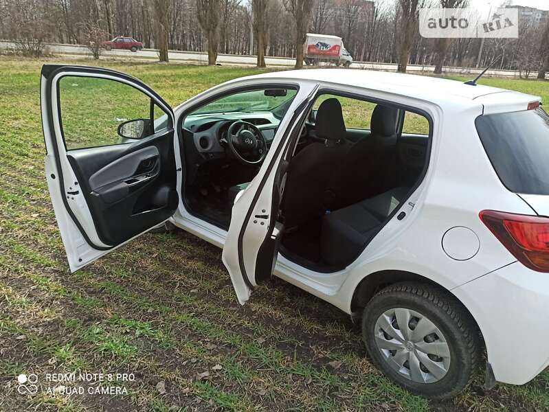 Хэтчбек Toyota Yaris 2016 в Сумах