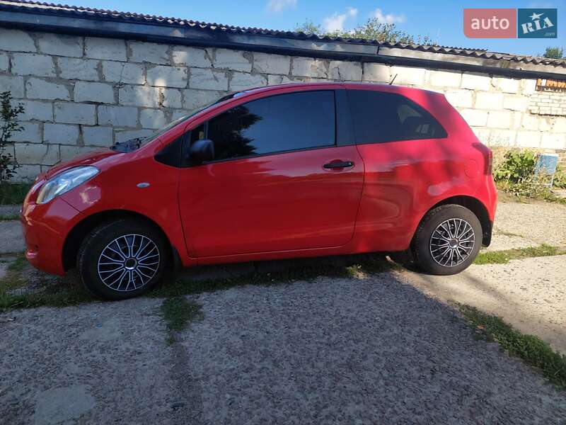 Хэтчбек Toyota Yaris 2007 в Глухове