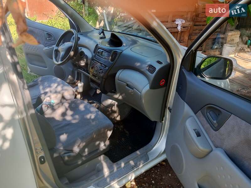 Хэтчбек Toyota Yaris 2000 в Чернигове