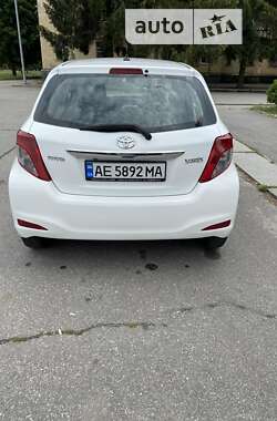 Хэтчбек Toyota Yaris 2012 в 