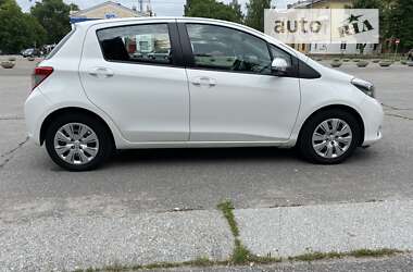 Хэтчбек Toyota Yaris 2012 в 