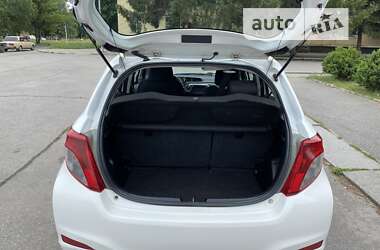 Хэтчбек Toyota Yaris 2012 в 