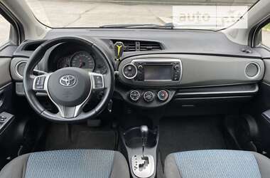 Хэтчбек Toyota Yaris 2012 в 