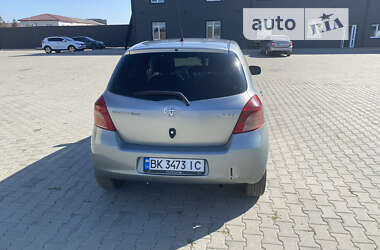 Хэтчбек Toyota Yaris 2006 в Сарнах