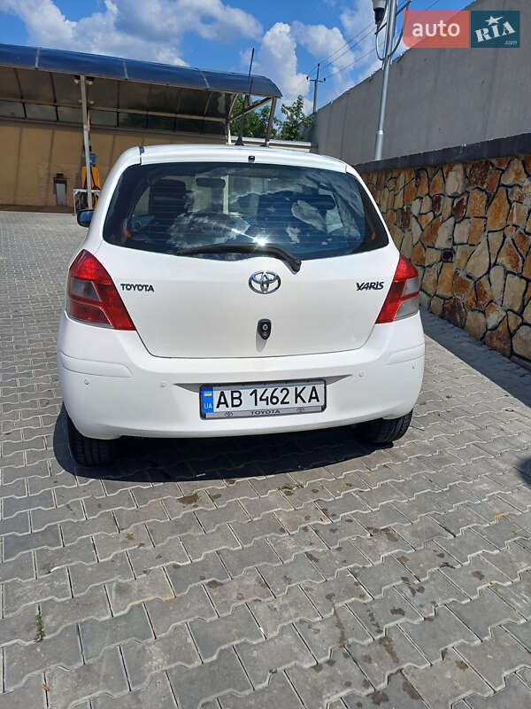 Хэтчбек Toyota Yaris 2011 в Могилев-Подольске