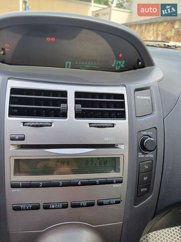 Хэтчбек Toyota Yaris 2011 в Могилев-Подольске
