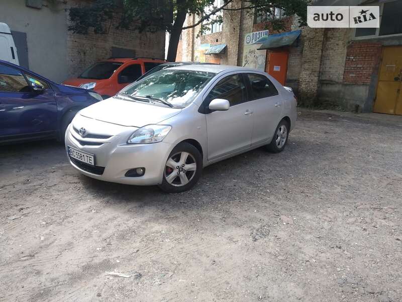 Седан Toyota Yaris 2008 в Львове