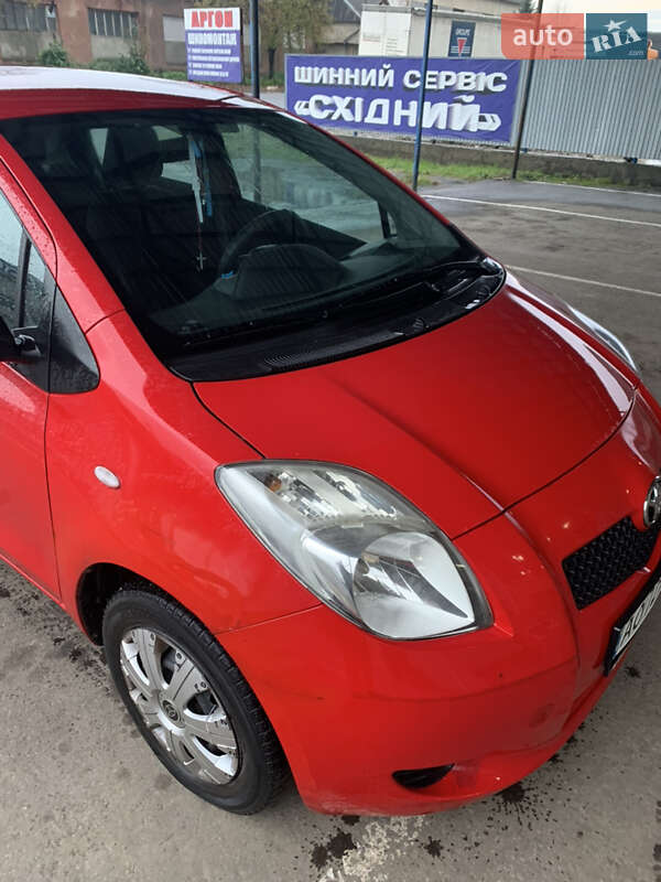 Хэтчбек Toyota Yaris 2006 в Ужгороде