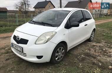 Хетчбек Toyota Yaris 2006 в Дрогобичі