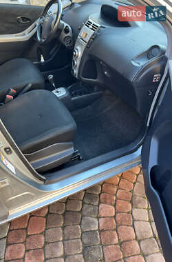 Хэтчбек Toyota Yaris 2006 в 