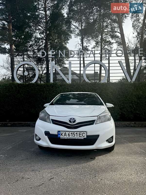 Хэтчбек Toyota Yaris 2012 в 