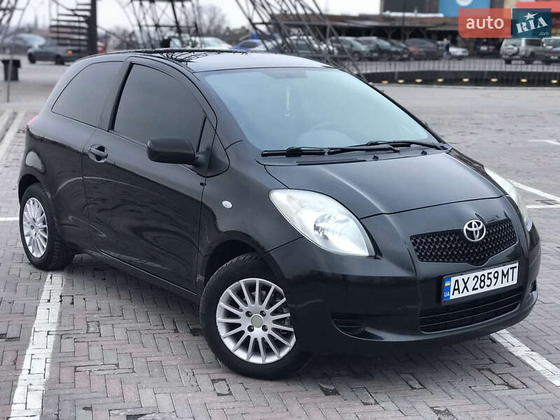 Хэтчбек Toyota Yaris 2006 в 