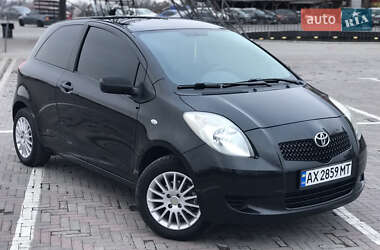 Хэтчбек Toyota Yaris 2006 в 