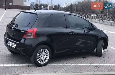 Хэтчбек Toyota Yaris 2006 в 