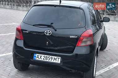 Хэтчбек Toyota Yaris 2006 в 