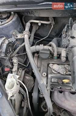 Хэтчбек Toyota Yaris 2003 в 
