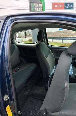 Хэтчбек Toyota Yaris 2003 в 