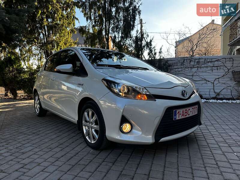Хэтчбек Toyota Yaris 2015 в 