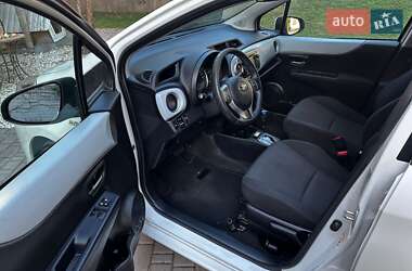 Хэтчбек Toyota Yaris 2015 в 