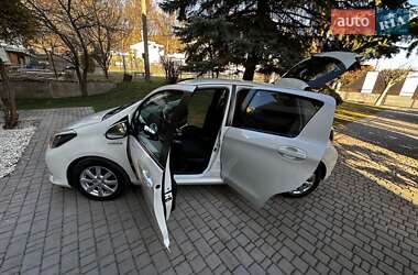 Хэтчбек Toyota Yaris 2015 в 