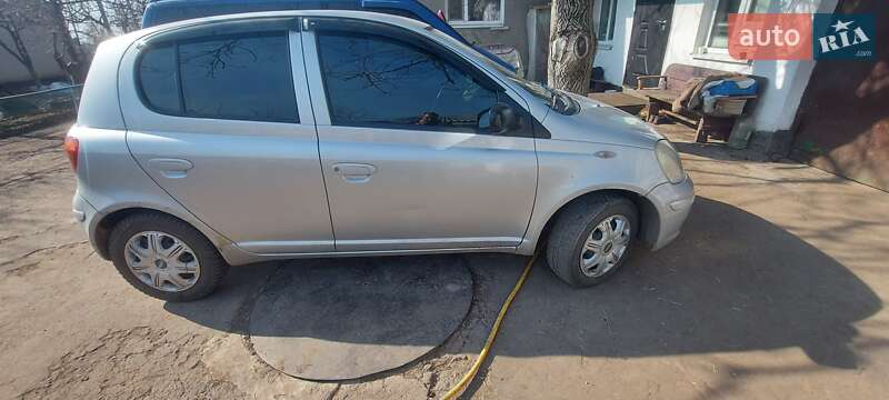 Хэтчбек Toyota Yaris 2004 в Магдалиновке