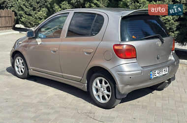 Хэтчбек Toyota Yaris 2003 в 