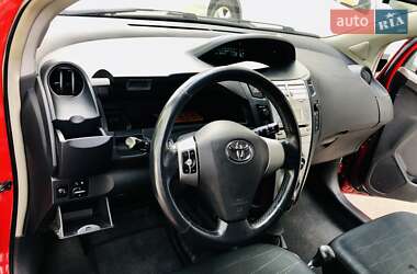 Хэтчбек Toyota Yaris 2006 в 