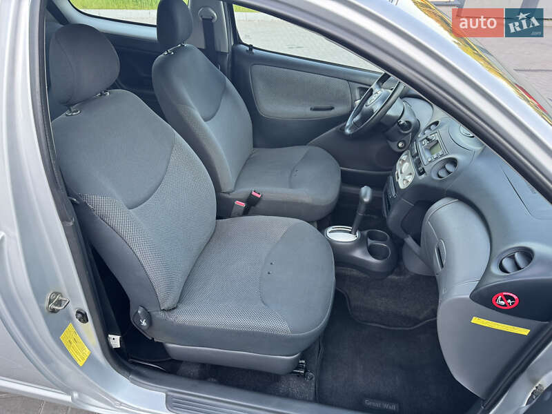 Хэтчбек Toyota Yaris 2005 в Каменском