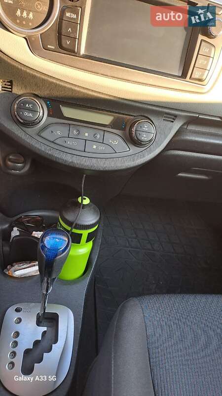 Хэтчбек Toyota Yaris 2013 в Каменском фото 4 Хэтчбек Toyota Yaris 2013 в Каменском