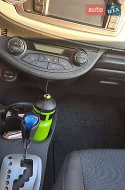 Хэтчбек Toyota Yaris 2013 в 