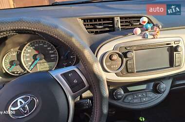 Хэтчбек Toyota Yaris 2013 в 