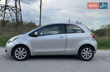 Хэтчбек Toyota Yaris 2010 в 