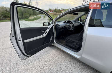 Хэтчбек Toyota Yaris 2010 в 