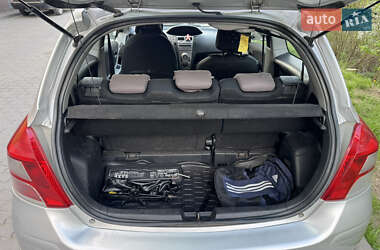 Хэтчбек Toyota Yaris 2010 в 