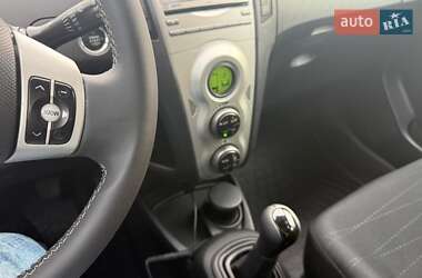 Хэтчбек Toyota Yaris 2006 в 