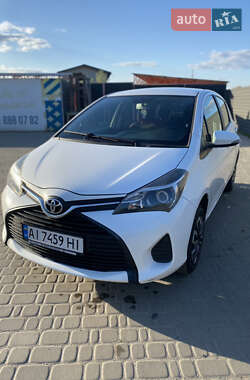 Хэтчбек Toyota Yaris 2014 в 