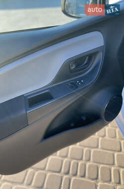 Хэтчбек Toyota Yaris 2014 в 