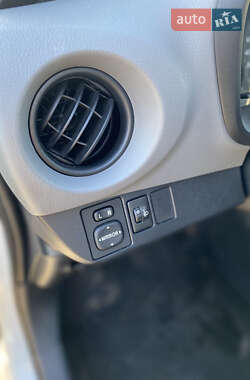 Хэтчбек Toyota Yaris 2014 в 