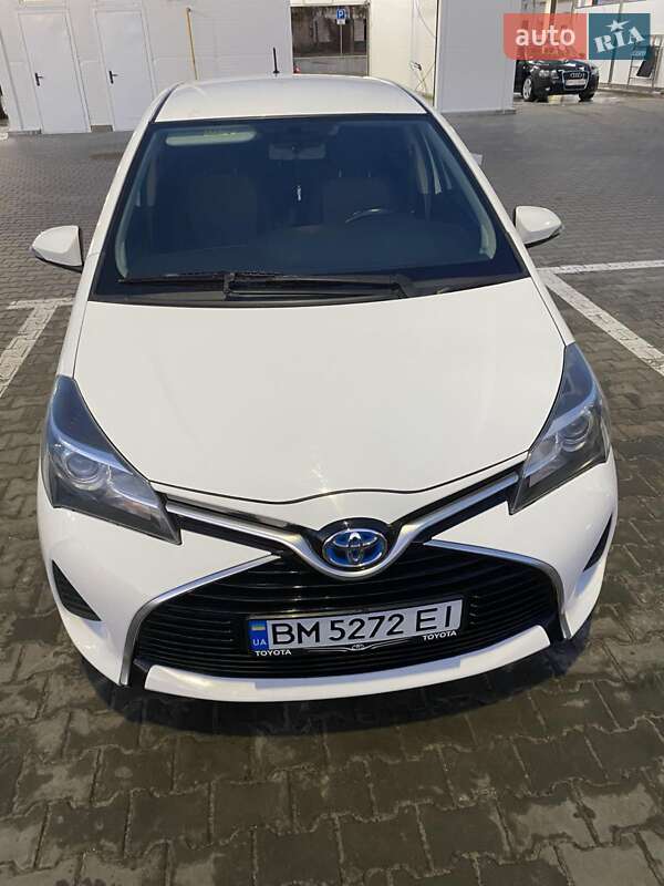Хэтчбек Toyota Yaris 2016 в 