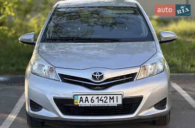 Хэтчбек Toyota Yaris 2012 в 