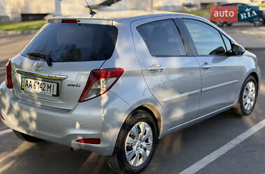 Хэтчбек Toyota Yaris 2012 в 