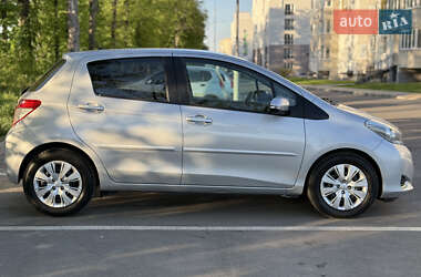 Хэтчбек Toyota Yaris 2012 в 